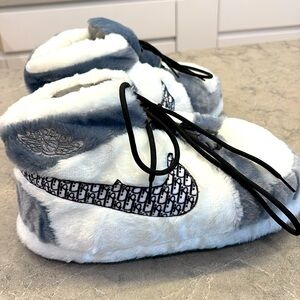 Kids Nike Fluffy, Oversized Fuzzy Slippers